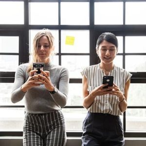 young people using smartphones beauty trends